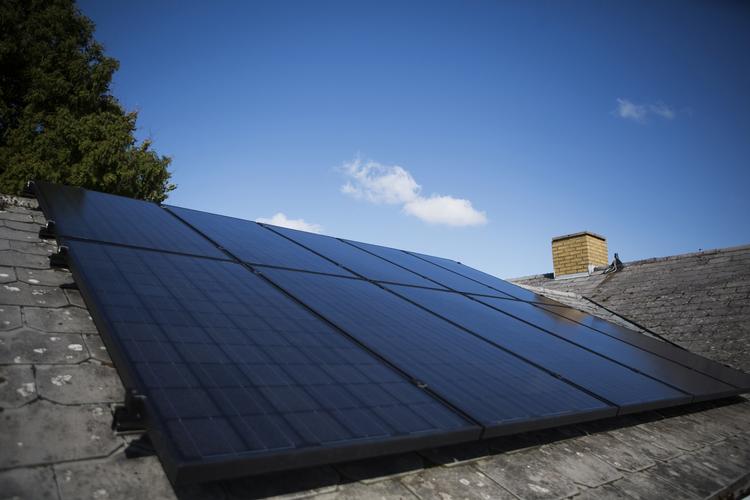 vurdering. For at undgå at taget synker sammen, skal en professionel vurdere, om spærene kan holde til det ekstra cirka halve ton, som et solcelleanlæg vejer. 