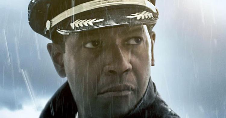 STYRT. Denzel Washington spiller fordrukken kaptajn i flystyrt. Filmen bliver nok ikke vist som fly-underholdning. 