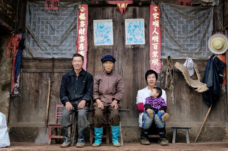 Bønderne. Moren til etårige Yinxia - her på skødet af sin far Lu - har efterladt sin datter hos far og bedsteforældre i den fattige bjerglandsby Hualuo. 