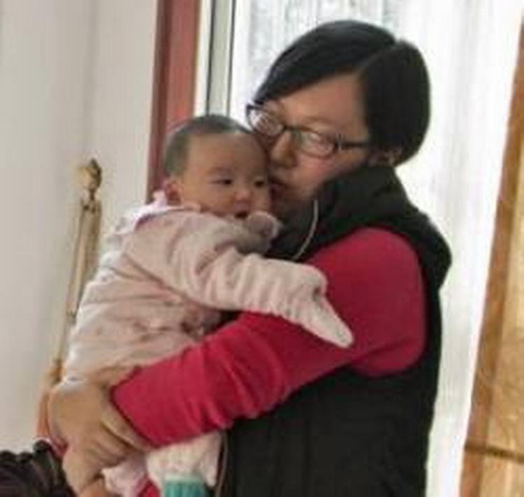 Byboerne. Wu Jiaqing er 26 år. Hun bor sammen med sin datter, Ding Wenxi, sin mand og sin mor i Huaxi, Kinas rigeste kapitalistisk-kommunistisk ghetto. 