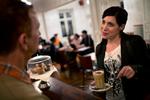 Frivillig. Café Cadeaus frivillige serverer både aftensmad, dansklektioner og retshjælp til udlændinge. 