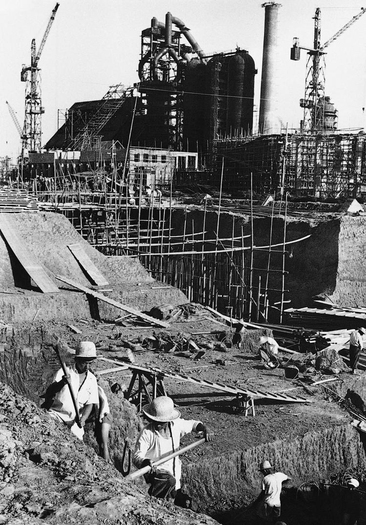 mørkelagt. I dag er det 50 år siden at 'Det Store Spring Fremad', hvor flere millioner sultede ihjel eller blev dræbt, sluttede. 
