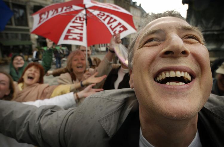 Lykkelørdag. En laughmob samler sig ved Storkespringvandet og griner sammen. Det skulle man blive lykkelig af. 