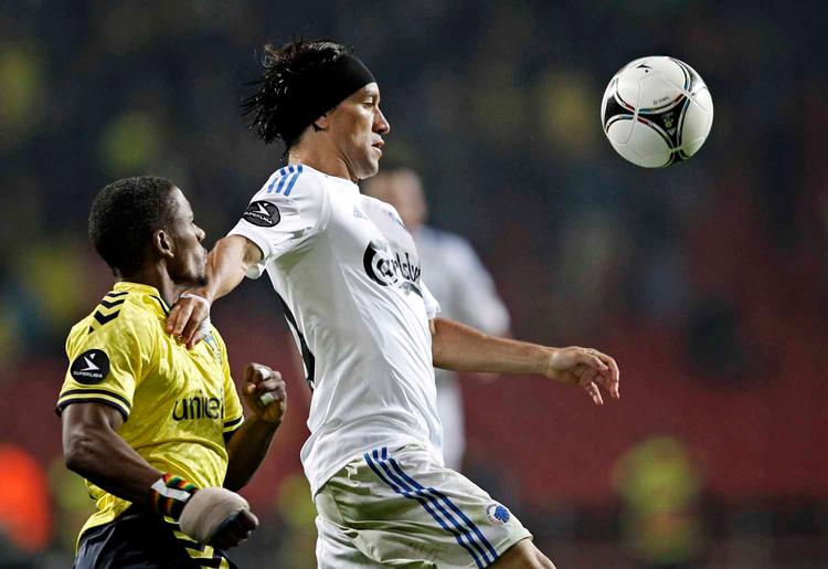 fravalgt. FCK's Christian Bolanos (th) er blevet skubbet ud på bænken til opgøret mod Stuttgart. 