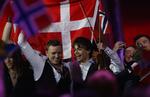 Slut. På billedet fejrer den danske grandprix-deltager Brinck og den norske deltager Alexander Rybak, at de begge gik videre fra semifinalen i Moskva i 2009. Næste år er det slut med dansk-norske vennetjenester i semifinalen. 