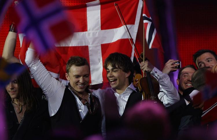 Slut. På billedet fejrer den danske grandprix-deltager Brinck og den norske deltager Alexander Rybak, at de begge gik videre fra semifinalen i Moskva i 2009. Næste år er det slut med dansk-norske vennetjenester i semifinalen. 