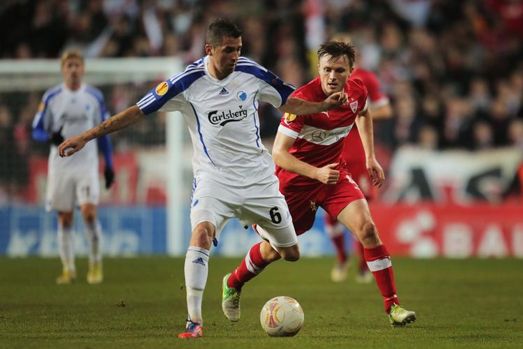 2-0. William Kvist (th) fik en sejr med sin nye klub Stuttgart ved mødet med sin tidligere klub FCK i Parken. 