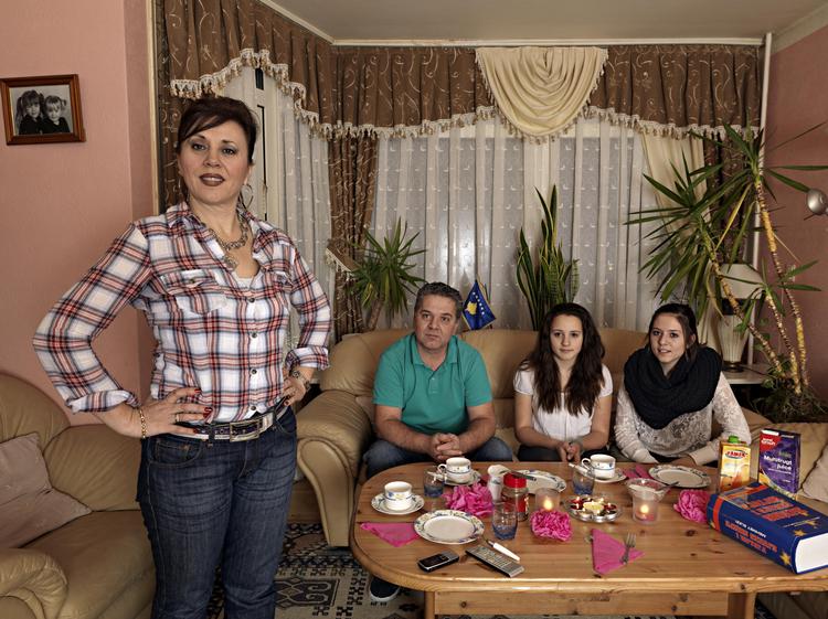 styrkvinde. Hamide Rudi har arbejdet som  buschauffør siden 2000, og hun og hendes mand,  Murat, har kunnet sende mange  penge hjem til  deres familier i Kosova. Døtrene hedder Pafika  og Donika. 