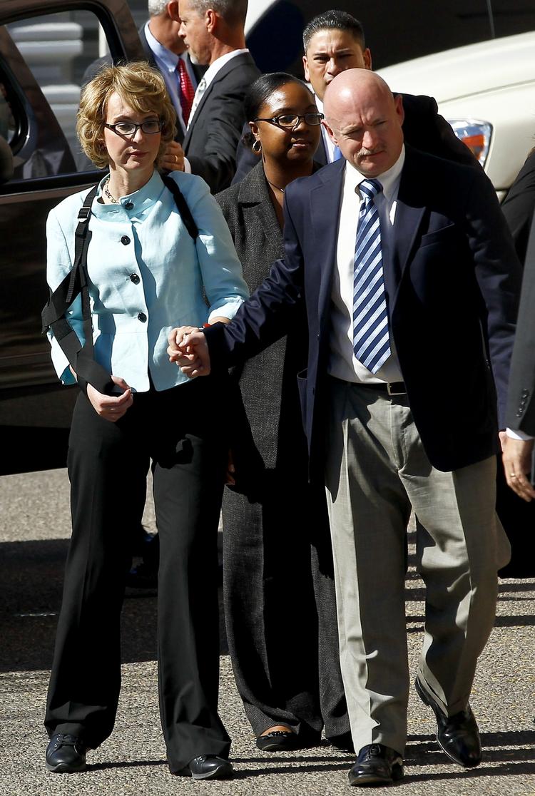 Skudoffer. Det demokratiske kongresmedlem Gabrielle Giffords, der blev hårdt såret under en skudmassakre, ankommer til retten i Arizona. 