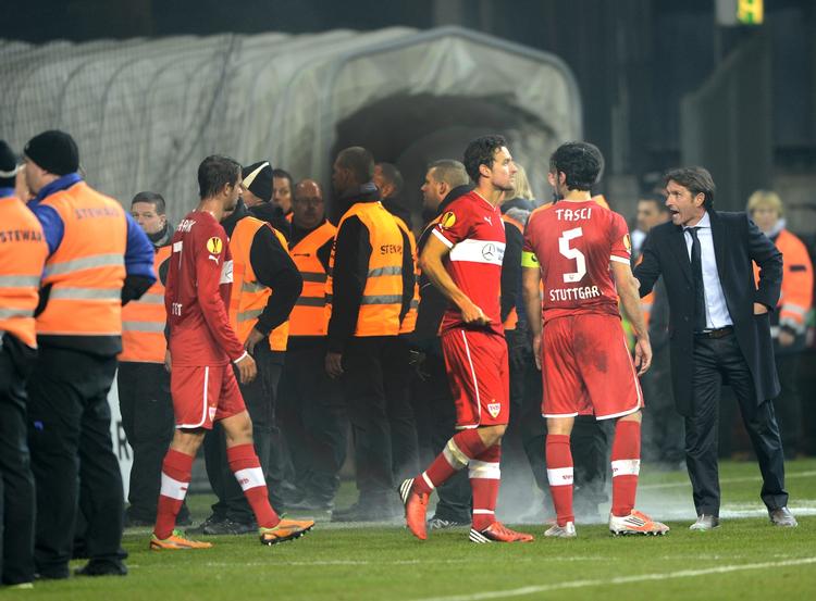 Skuffet. Bruno Labbadia (t.h.) er langt fra tilfreds med den del af de medrejsende fans fra Stuttgart, der skabte tumult på lægterne. 