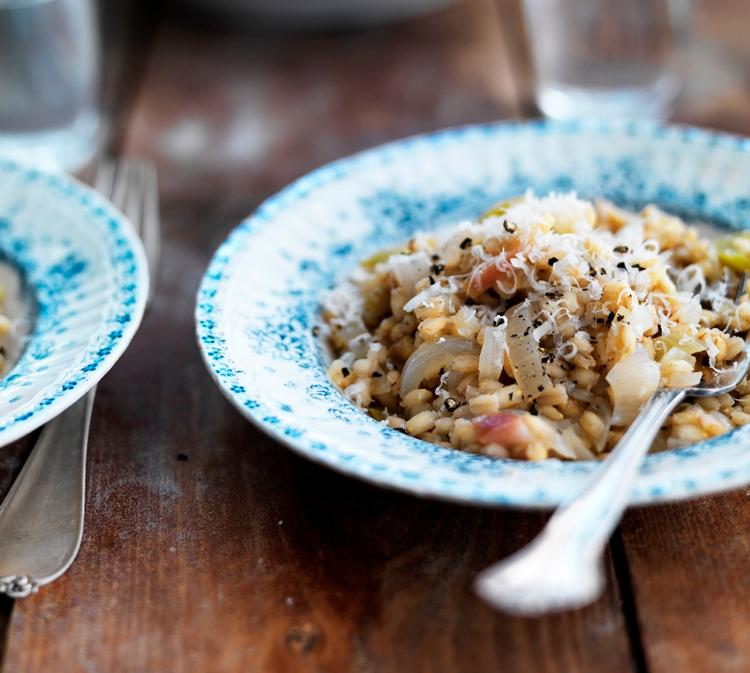 Pasta med skraldjuveler, chili og hvidløg