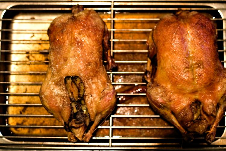 Kødjul. Danskerne er et af de folkefærd på verdensbasis, der spiser mest kød pr. indbygger. Det er blandt andet julens rige udbud af svin og fjerkræ, der sikrer os den placering. 