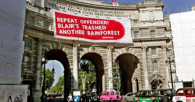 Ombygning. Admiralty Arch i London er fredet, hvilket dog ikke forhindrede en aktion fra Greenpeace. Nu skal bygningen ændres til hotel. 