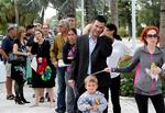 Latinotække. Obama havde tabt i tirsdags, hvis ikke de latinamerikanske vælgere havde stemt så massivt på ham. Her står vælgere i kø tirsdag til et valgsted i den latinotætte by Miami, Florida, hvor der stadig tælles stemmer op. 