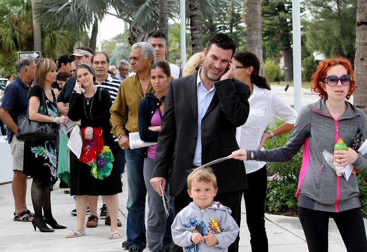 Latinotække. Obama havde tabt i tirsdags, hvis ikke de latinamerikanske vælgere havde stemt så massivt på ham. Her står vælgere i kø tirsdag til et valgsted i den latinotætte by Miami, Florida, hvor der stadig tælles stemmer op. 
