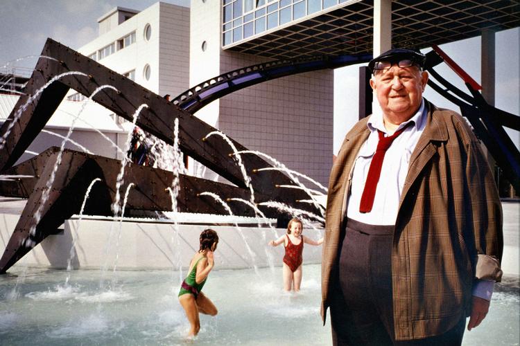 Menneskene. Udstillingen viser den særlige evne, Jacobsen havde, til at gøre værkerne vedkommende i rummet sammen med os. Humor og menneskelighed tog han med sig gennem hele livet. 