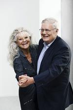 Parløb. Lone Hertz og Bjarne Hastrup debatterer bl.a. singlelivet. Selv om de  er enige i det meste, har Hertz ikke stor  fidus til Hastrups forslag om, at hun bør gå efter yngre mænd. 