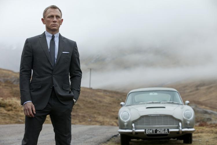 Helt. 'Skyfall' er den tredje Bond-film med Daniel Craig i hovedrollen. Handlingen  har dog intet med de to forgængere 'Casino Royale' og 'Quantum of Solace' at gøre. 