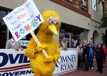 Modstand. 'Big Bird' - eller rettere sagt: udklædte Obama-tilhængere - var ude at demonstrere mod Romney under valgkampen. 
