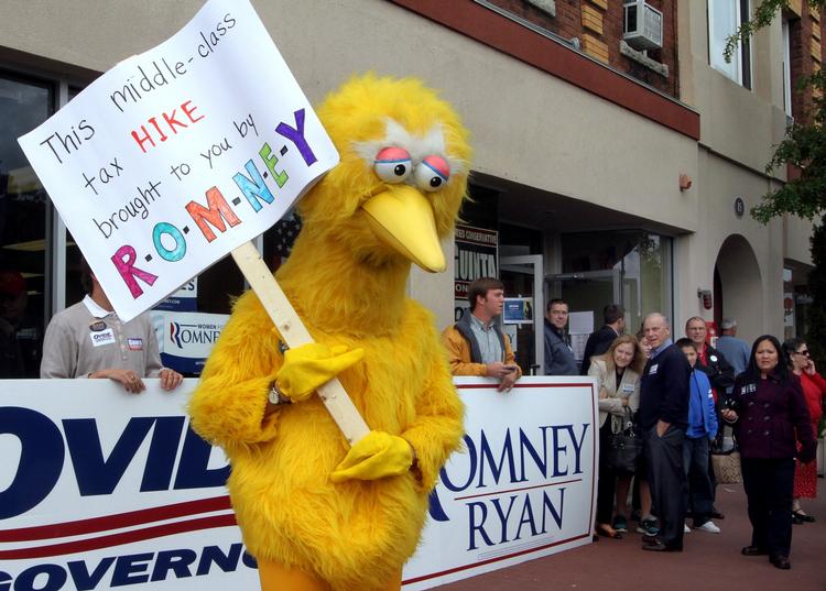 Modstand. 'Big Bird' - eller rettere sagt: udklædte Obama-tilhængere - var ude at demonstrere mod Romney under valgkampen. 