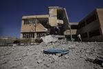KRIGSSKADER. Undervisningsbog ligger ud for skole, der blev ramt af flybombardementer i Aleppo. 