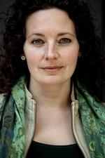 Vinder. Anne-Cathrine Riebnitzskys vinderroman er hendes skønlitterære debut. Tidligere har hun også skrevet den non-fiktive 'Kvindernes krig' på baggrund af sit arbejde i Afghanistan. 