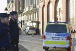 AFSPÆRRING. Betjente spærrede vejen ud for statsministerboligen efter fundet af en mand, der var ramt af skud. 