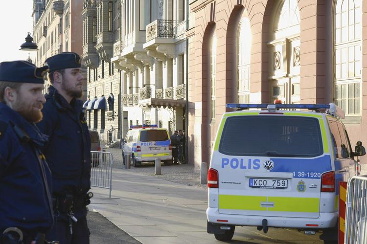 AFSPÆRRING. Betjente spærrede vejen ud for statsministerboligen efter fundet af en mand, der var ramt af skud. 