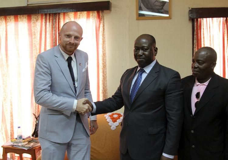 Film. I  'Ambassadøren' rejste Mads Brügger ind i Den Centralafrikanske Republik forklædt som en skruppelløs liberisk diplomat . Nu begynder han optagelser til ny film i Afrika. 