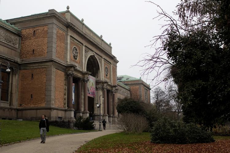 Uholdbart. På Statens Museum for Kunst har man allerede haft et konsulentfirma til at regne på, hvor stort besøgstabet ville blive, når man mistede den gratis entré. 