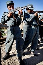 Træning. Danske soldater træner  de uøvede afghanske politifolk i blandt andet våbenbrug, mens danske politifolk rådgiver den afghanske politiledelse  i Gereshk. 