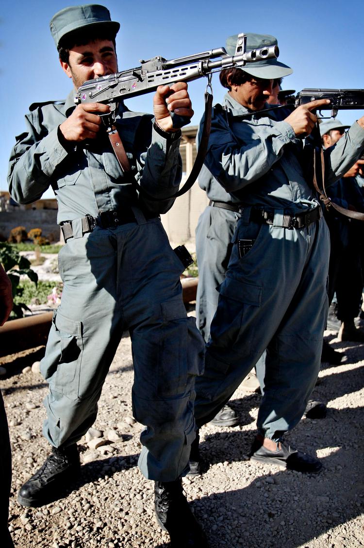 Træning. Danske soldater træner  de uøvede afghanske politifolk i blandt andet våbenbrug, mens danske politifolk rådgiver den afghanske politiledelse  i Gereshk. 