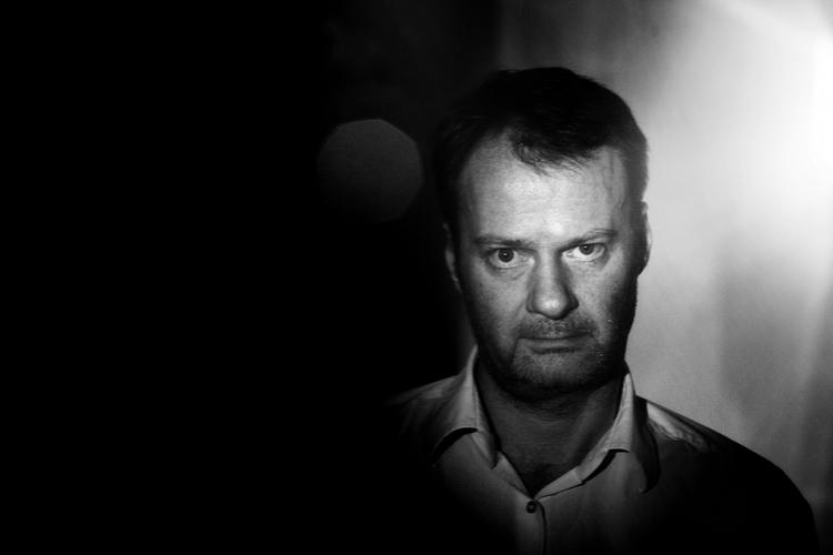 Sønnen. Kameraet følger Knud Romer på snublende tæt hold, og det er sådan set dét i 'Et blad falder til himlen'. 