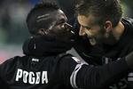 Jubel. Pogba og Bendtner i omfavnelse efter en scoring mod Bologna. 