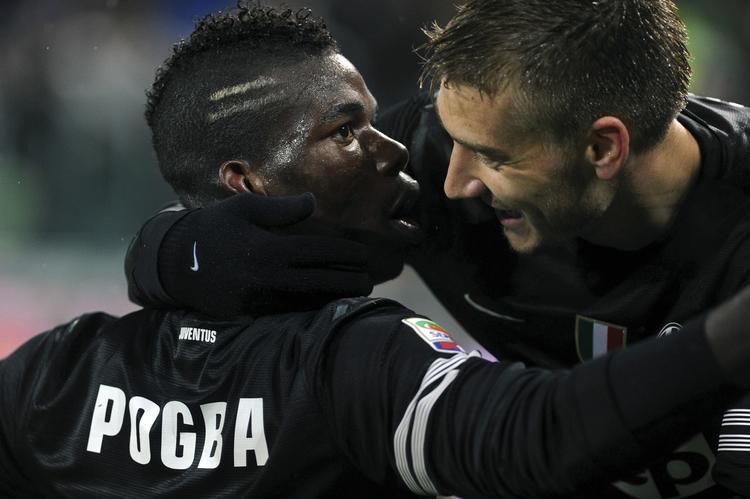 Jubel. Pogba og Bendtner i omfavnelse efter en scoring mod Bologna. 