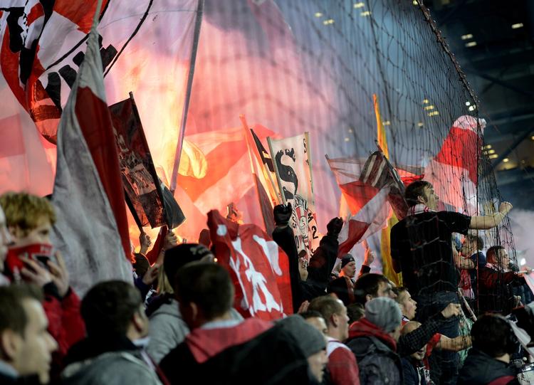 Uro. En lille gruppe af de i alt 2.000 tyske fans kunne ikke finde ud af at opføre sig ordentligt. 