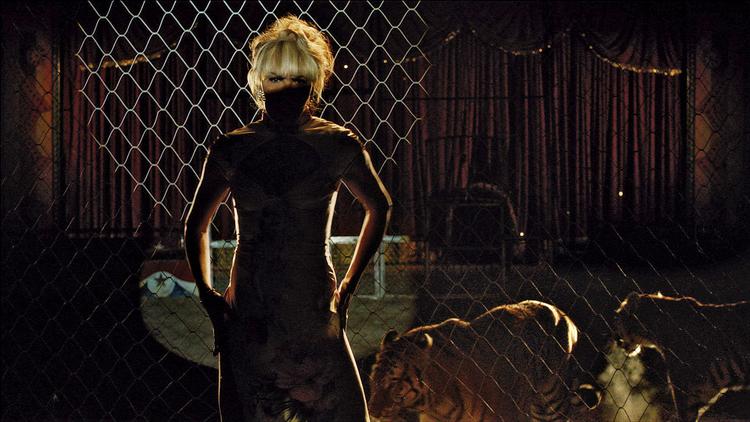 Depraveret. Et bur fuld af tigre og en drag queen  i kropsnær silkekjole er nogle af ingredienserne  i den underholdende, men alt for langtrukne 'The Last Time  I Saw Macao'. 