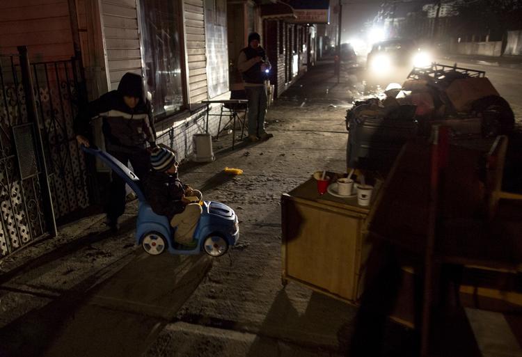 Nødhjælp. Mario Pineda på 12 år og hans bror Walter Rivera på fem har hentet nødhjælp sammen med deres mor i et af 'Occupy Sandy's centre i Rockaway Park i Queens. 