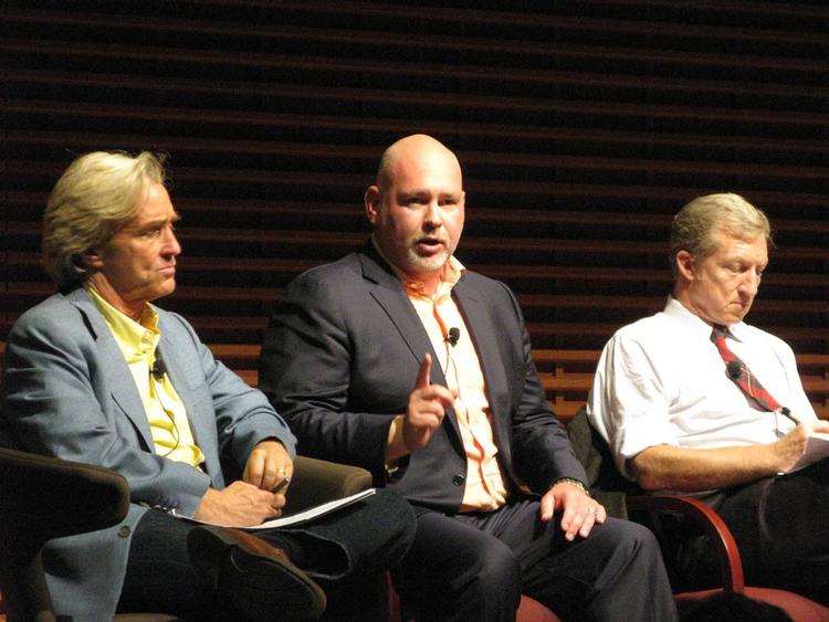 Kuglen. Steve Schmidt (i midten) har fået tilnavnet 'Kuglen' på grund sin hårstil og sine verbale skudsalver. Her ses han i debat med professor James Steyer (t.v.) og finansmand Tom Steyer på Stanford Universitet i Californien torsdag aften. 