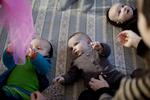 Robotbabyer. En teknologisk dukke vil aldrig kunne erstatte en rigtig baby. Det er en af grundene til at professor i pædagogik på Grønlands Universitet, Karen Wistoft, ikke mener, at uddelingen af dukker til gravide er i orden. På billedet er det dog almindelige spædbørn. 
