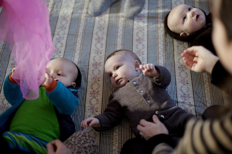 Robotbabyer. En teknologisk dukke vil aldrig kunne erstatte en rigtig baby. Det er en af grundene til at professor i pædagogik på Grønlands Universitet, Karen Wistoft, ikke mener, at uddelingen af dukker til gravide er i orden. På billedet er det dog almindelige spædbørn. 