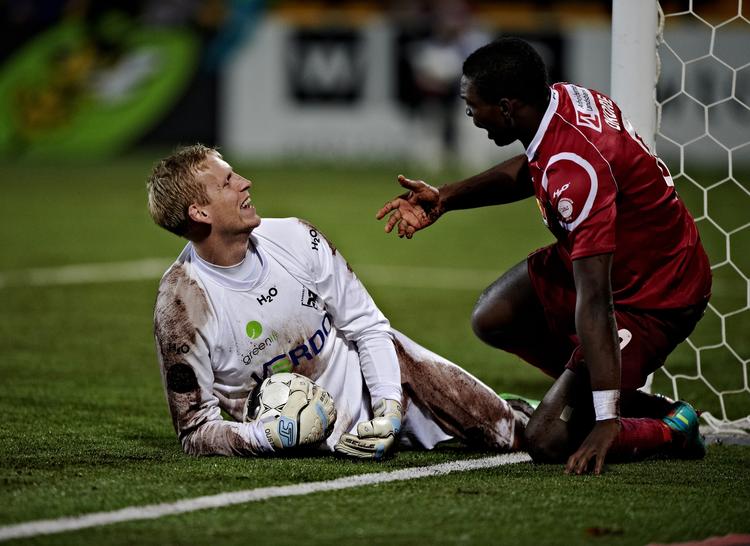 Uafgjort. Kampen mellem FCN og Randers endte 2-2. Her veksler FC Nordsjællands Jores Okore et par ord med Randers' målmand. 