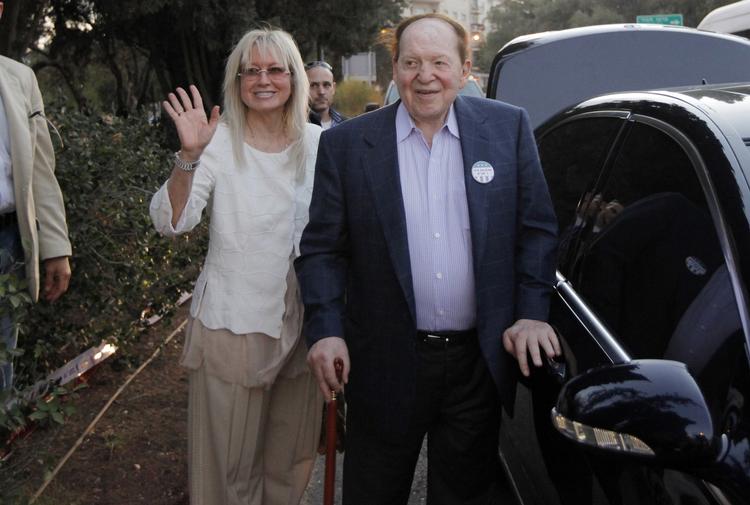 Milliardær. Sheldon Adelson og hans kone Mirian, som har donneret millioner til republikanske kandidater i den amerikanske valgkamp, har også postet penge i en israelsk gratisavis, som dagen efter det amerikanske valg skrev, at socialismen vandt i USA. 