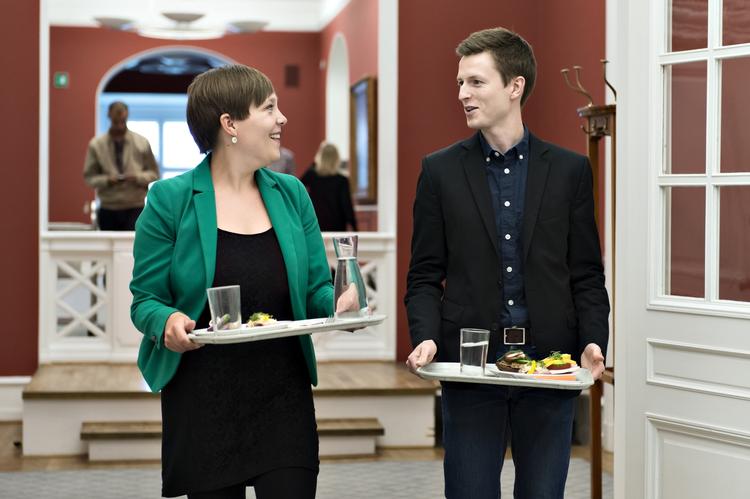 Medlemsdebat. Sundhedsminister Astrid Krag og partiets politiske ordfører, Jesper Petersen, udveksler meninger før valget til formandskandidat. 