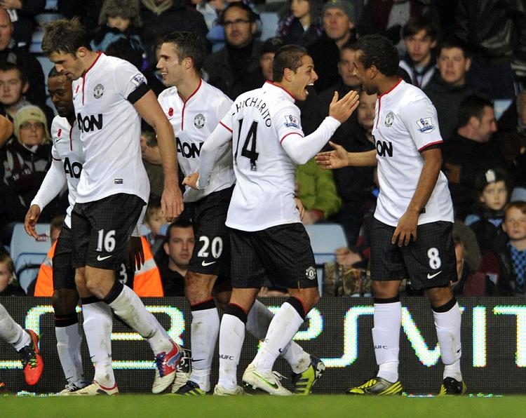 Comeback. Manchester Uniteds Javier Hernandez (tredje fra højre) blev aftenens målhelt, efter at have scoret to mål og lagt op til et tredje. 