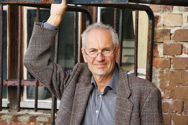 Mellemmand. Eugen Ruge er født  i Rusland, men har boet i DDR. Den  tysk-russiske forbindelse er ham derfor yderst bekendt. 