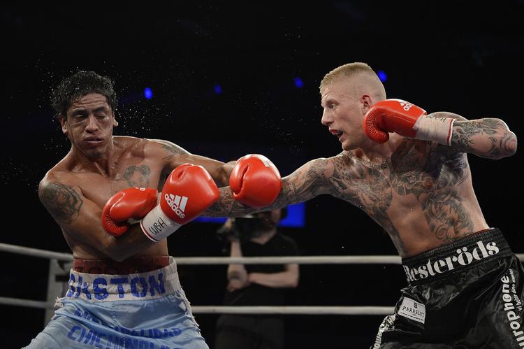 ubesejret. Patrick Nielsen under kampen mod argentinske Gaston Vega i Frederikshavn. 