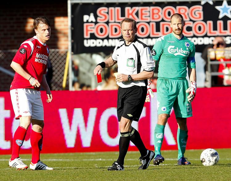 rødt.  Marvin Pourie (tv) bliver vist ud i en tidligere kamp i Superligaen mod FC København. 