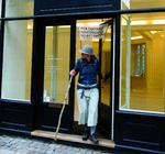 Stavgang. Elisabeth Toubro, på ved ud af Galerie Mikael Andersen. 