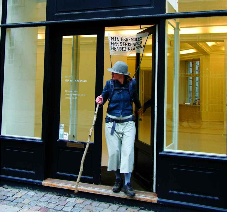 Stavgang. Elisabeth Toubro, på ved ud af Galerie Mikael Andersen. 